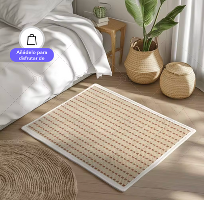 Natural bamboo rug with cotton ribbon edging in a warm, cozy bedroom setting with wicker baskets and green plant, alfombra bambú natural by Confort Alfombras.